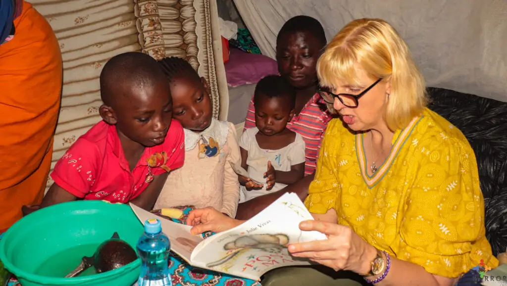 An AOL traveler teaches reading to kids during a slum immersion visit